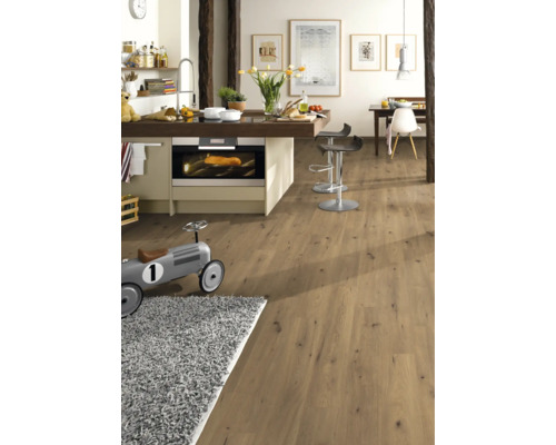 Keuken met houten balken, kookeiland, barkrukken en houten vloer