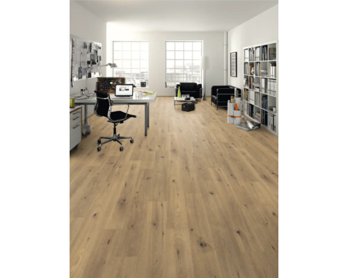 Lichte, vriendelijke kantoorruimte met laminaatvloer in houtlook, bureau en rekken.