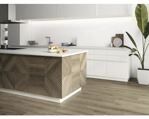 Moderne keuken met kookeiland, witte kasten en houten vloer.