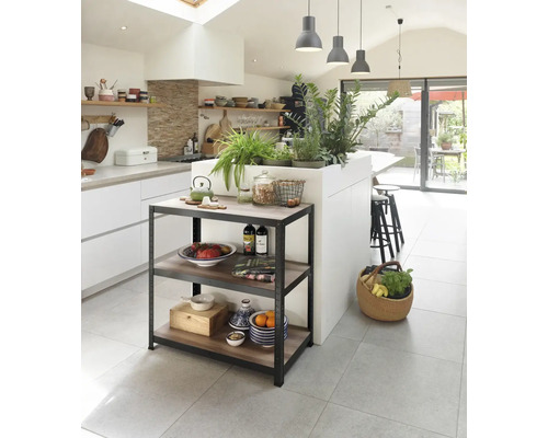 Lichte keuken met kookeiland, rek en diverse keukengerei