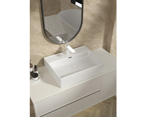 Badkamer met wastafel, kraan, spiegel en wastafelonderkast