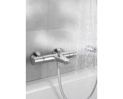 Opbouw badkraan met doucheslang en stromend water.