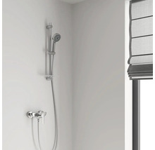 Douchearmatuur met handdouche en douchestang aan de muur gemonteerd.