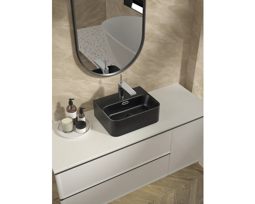 Moderne badkamer met zwarte opzetwastafel, kraan, spiegel en onderkast