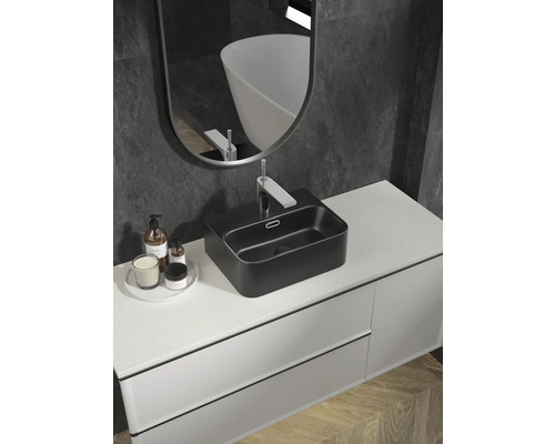 Moderne badkamer met zwarte wastafel, wastafelonderkast en spiegel