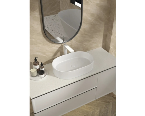 Moderne badkamer met opzetwastafel, onderkast en spiegel