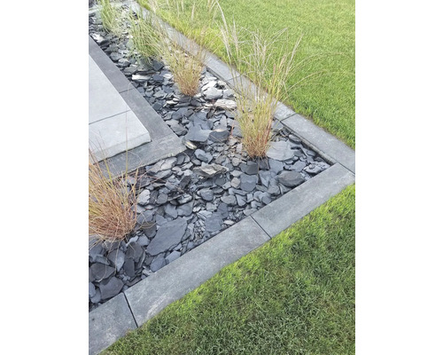 Tuinperk met leisteen, gazonranden en siergras