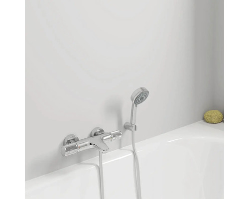 Opbouw badkraan met handdouche in de badkamer