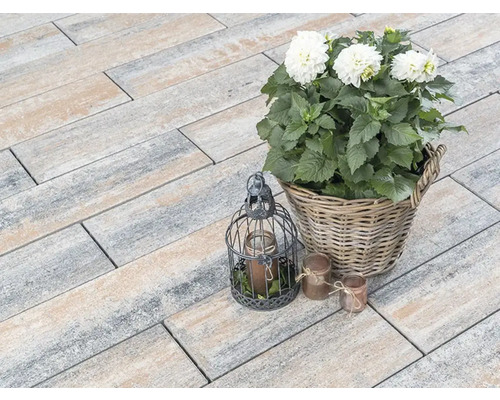 Bestrating van straatstenen buiten met decoratie