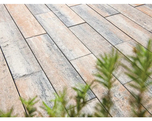 Bestrating van rechthoekige straatstenen met planten