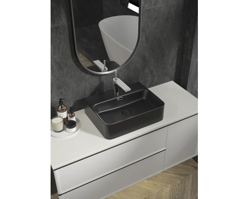 Moderne badkamer met zwarte opzetwastafel, wastafelonderkast en spiegel