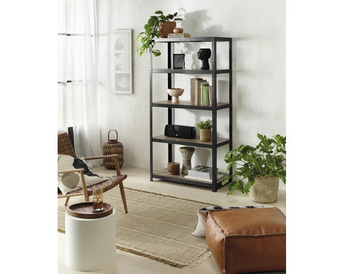 Woonkamer met metalen stellingkast, fauteuil, bijzettafel, vloerkleed en decoratie