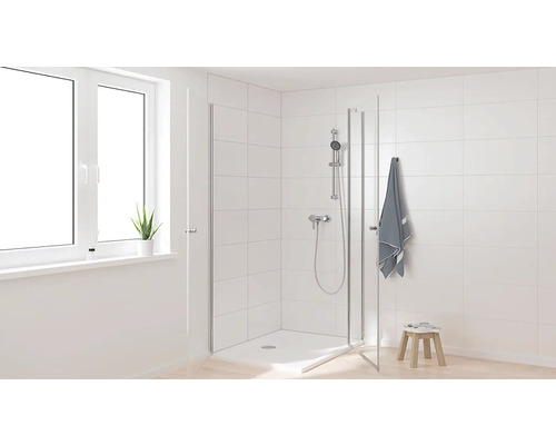 Lichte badkamer met douche, handdoek en raam