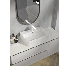Moderne badkamer met wastafel, kraan, spiegel en badmeubel
