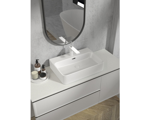 Moderne badkamer met wastafel, kraan, spiegel en badmeubel