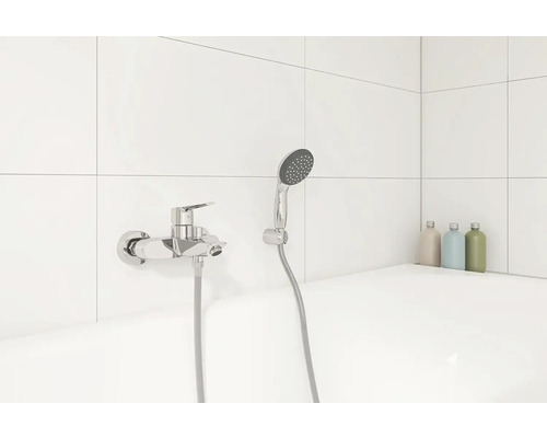 Badkamer met badkraan en handdouche