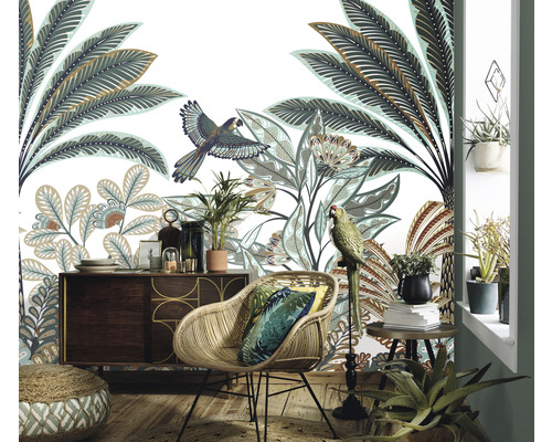 Woonkamer met botanisch patroonbehang, rotan stoel en houten dressoir