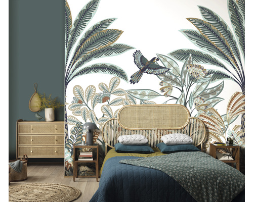 Slaapkamer met bloemenbehang, bed en commode van rotan