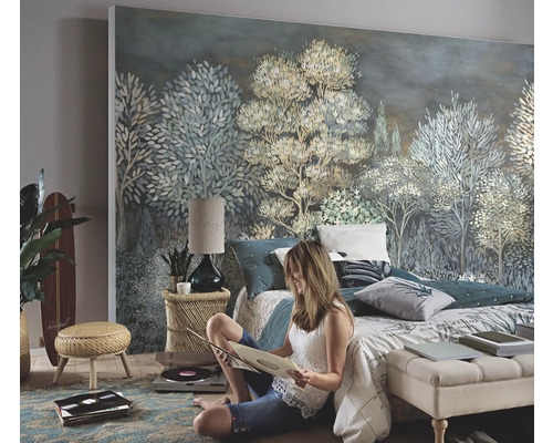 Decoratieve slaapkamer met muurschildering, bed en zitplaats.