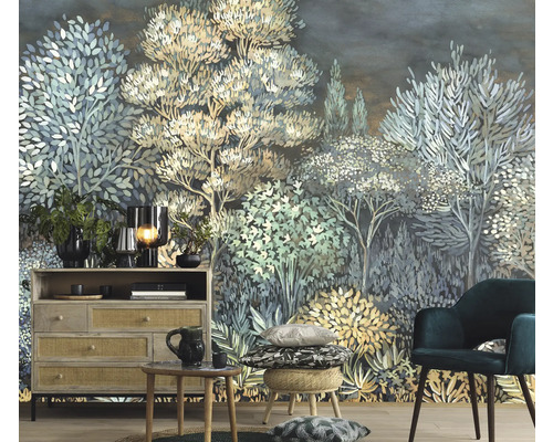 Interieurvoorbeeld met commode, fauteuil en een behang met bosmotief