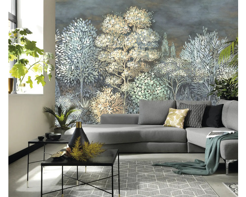 Woonkamer met fotobehang met bosmotief en grijze hoekbank