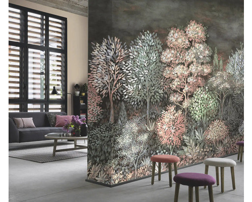 Kamer met behang met bosmotief, bank en krukken