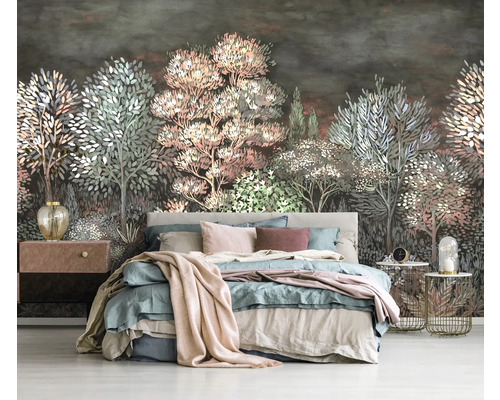 Slaapkamer met muurschildering met bosmotief, bed en nachtkastjes