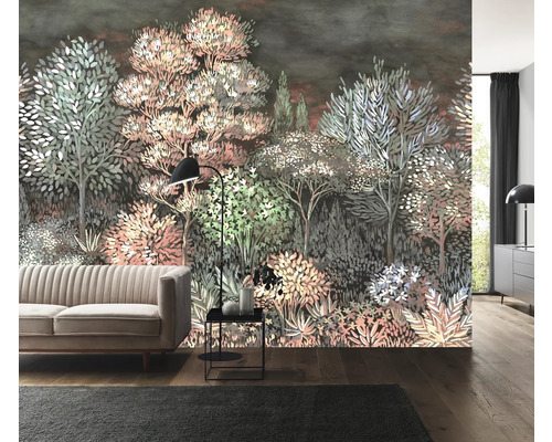 Woonkamer met fotobehang met bosmotief achter een bank