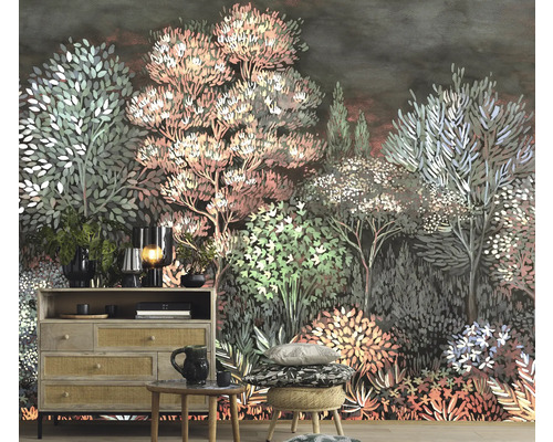 Woonkamer met dressoir en een behang met bosmotief