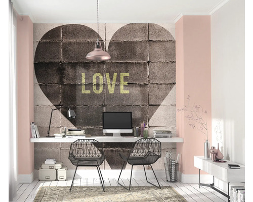 Lichte werkkamer met fotobehang met hart en het woord liefde, bureau en stoelen