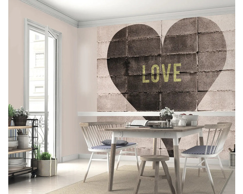 Eetkamer met hartmotief op de muur en eettafel met stoelen