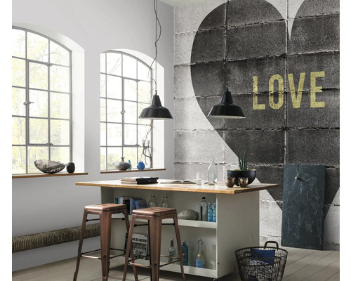 Lichte keuken met groot raam, kookeiland, twee barkrukken en een muurbehang met hartmotief