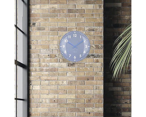 Wandklok aan bakstenen muur