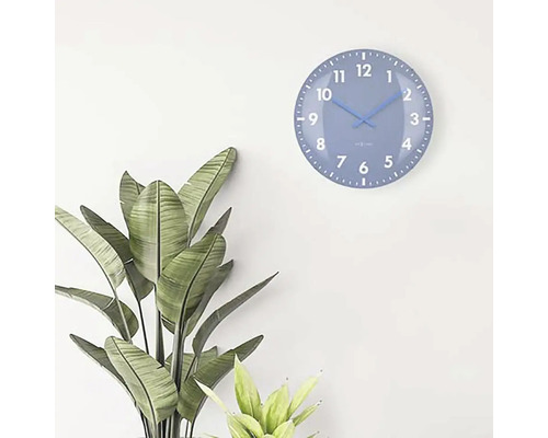 Blauwe wandklok met planten