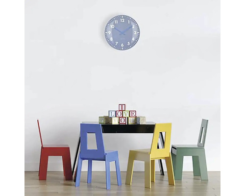 Scène met tafel, vier stoelen en wandklok