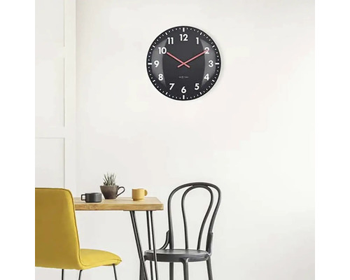 Wandklok in interieur met tafel en stoelen