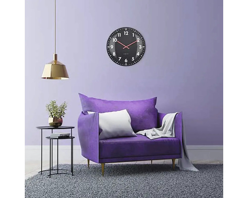 Woonkamer met fauteuil, klok en lamp