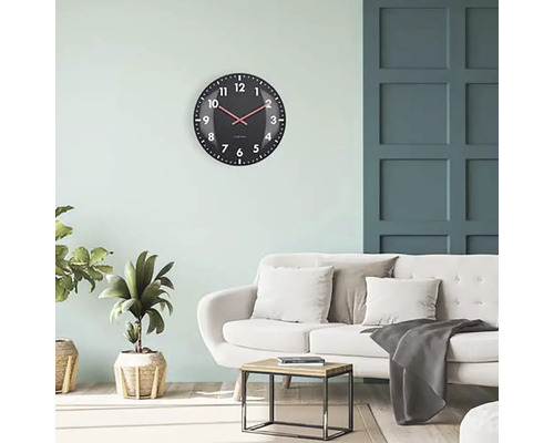 Woonkamer met wandklok, bank en bijzettafel
