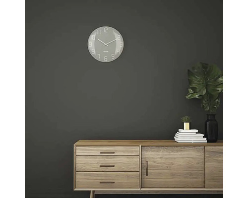 Woonkamer met wandklok en houten dressoir