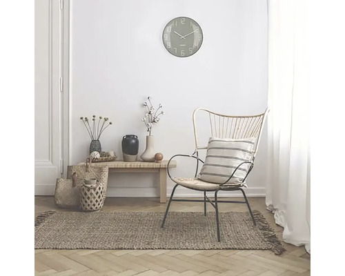 Interieurscène met een wandklok, een stoel, een vloerkleed en decoratieve accessoires voor een gezellige sfeer