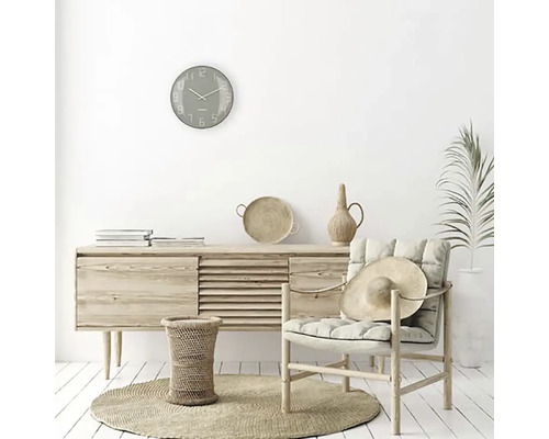 Lichte kamer met dressoir, stoel, tapijt en wandklok