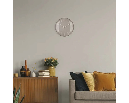 Woonkamer met wandklok, dressoir en bank