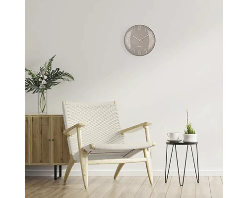 Woonkamer met stoel, klok en bijzettafel