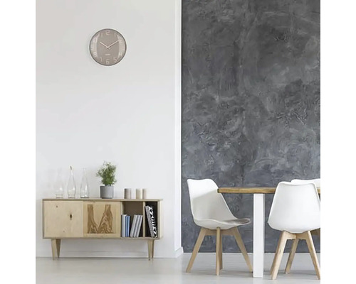 Woonkamer met wandklok, dressoir, tafel en stoelen
