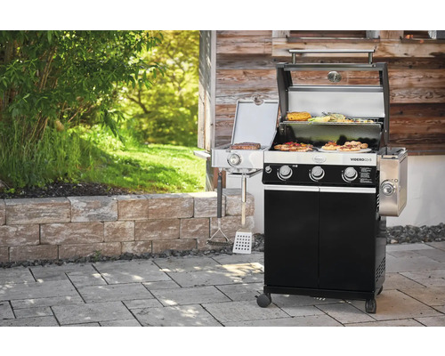 Gasbarbecue met voedsel op het grillrooster in de tuin