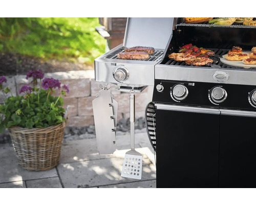 Barbecuescène met gegrild eten, barbecuegereedschap en plant in mand