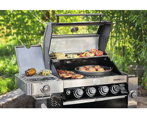 Gasbarbecue met eten op het grillrooster