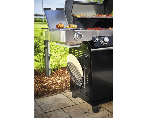 Gasbarbecue met voedsel op het grillrooster buitenshuis