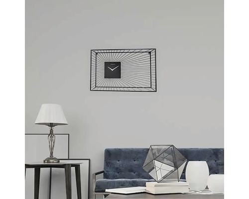 Woonkamer met wandklok, lamp en bank