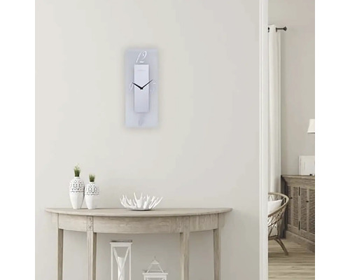 Wandklok in woonkamer boven een tafel